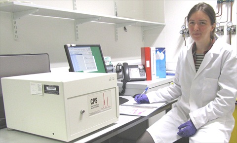 NPLs Nia Bell with the CPS disk centrifuge system for nanoparticle size characterisation